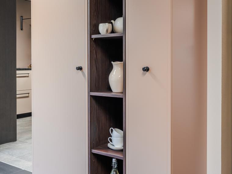 Stijlvolle fluweellak moderne keuken met een keramiek blad in travertin design