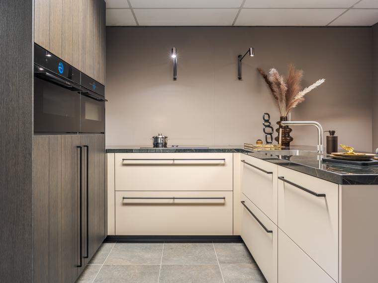 Strakke moderne keuken afgewerkt met stijlvolle hout look hoge kasten