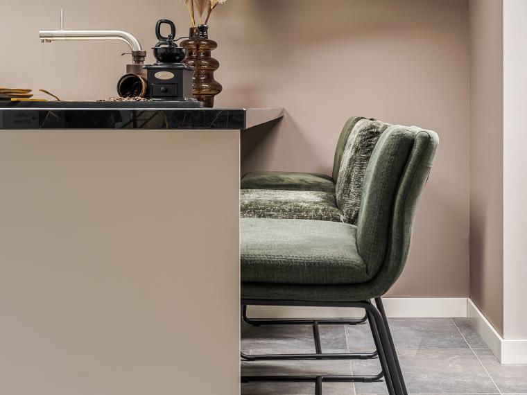 Strakke moderne keuken afgewerkt met stijlvolle hout look hoge kasten