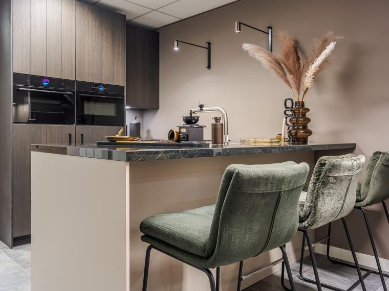 Strakke moderne keuken afgewerkt met stijlvolle hout look hoge kasten