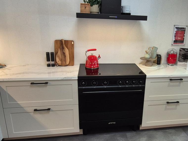 Moderne kaderkeuken met SMEG fornuis