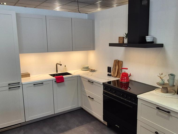 Moderne kaderkeuken met SMEG fornuis
