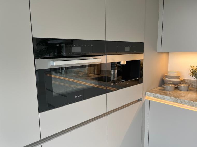 Selectiv Resopal Pro Dark Powder met Miele apparatuur