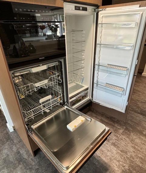 Selectiv Top / Trend donker eiken groeven look met Miele apparatuur