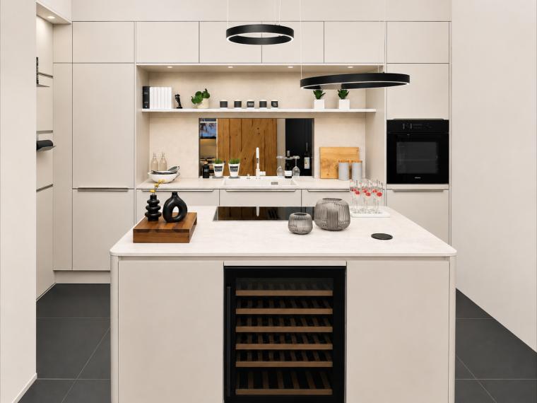Exklusive Häcker Ausstellungsküche in Steinbeige (2026) – Designhighlight mit Miele-Geräten & einzigartiger Rundinsel