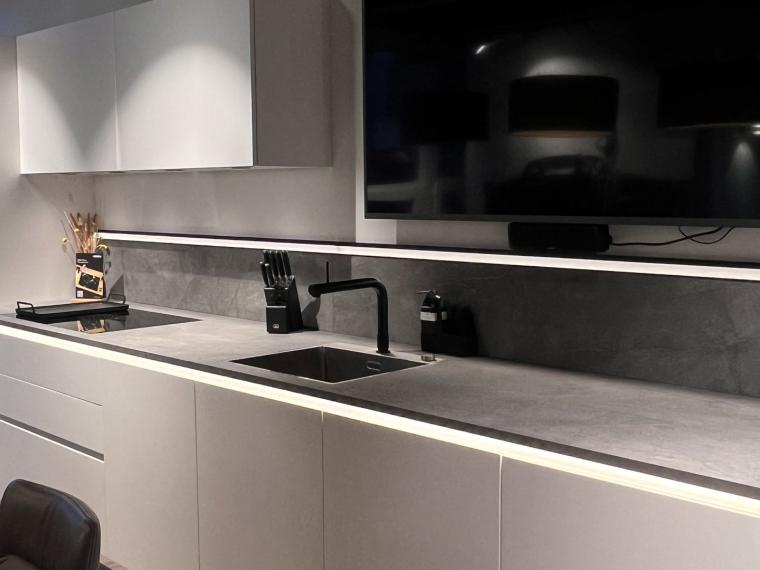 Elementa Systemat AV6000 Perfekt beleuchtete Küchen Art Küche in matt Lack GRIFFLOS