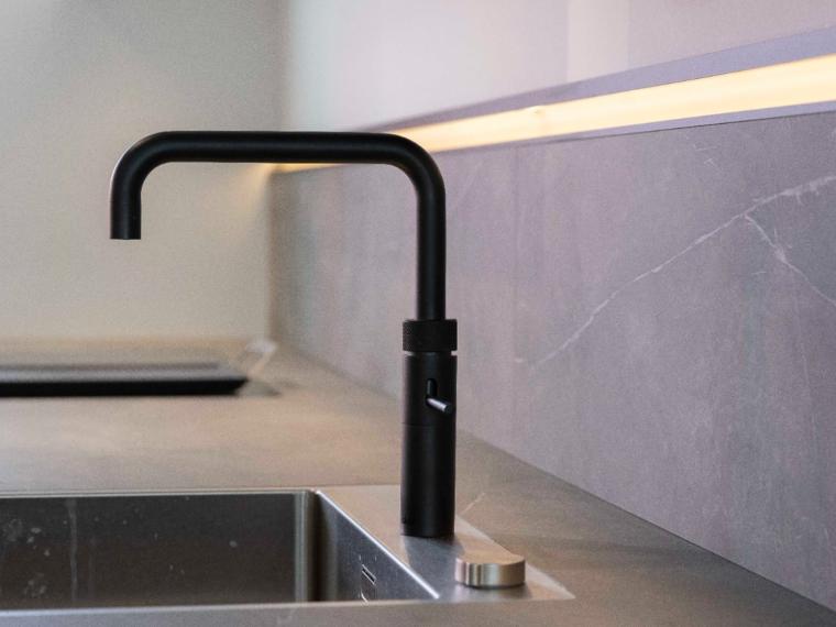 Elementa Systemat AV6000 Perfekt beleuchtete Küchen Art Küche in matt Lack GRIFFLOS