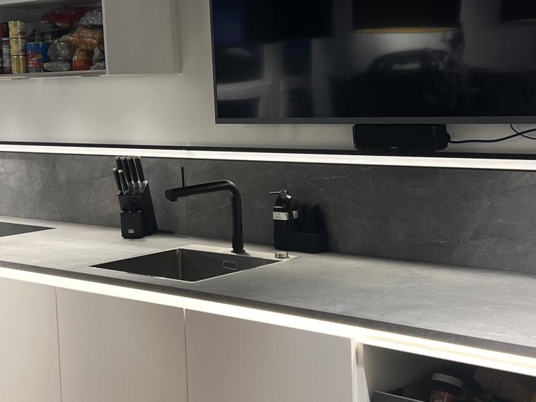Elementa Systemat AV6000 Perfekt beleuchtete Küchen Art Küche in matt Lack GRIFFLOS