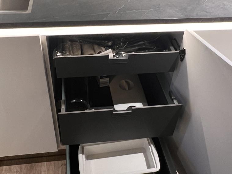 Elementa Systemat AV6000 Perfekt beleuchtete Küchen Art Küche in matt Lack GRIFFLOS