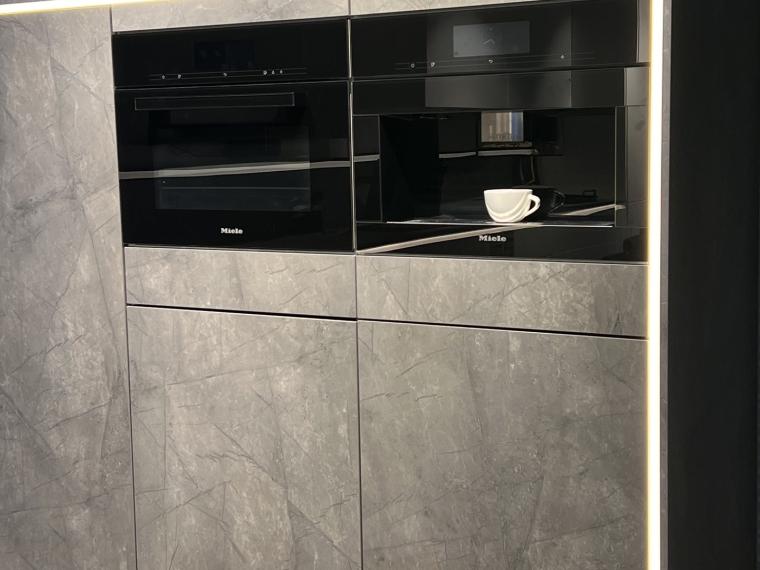 Elementa Systemat AV6000 Perfekt beleuchtete Küchen Art Küche in matt Lack GRIFFLOS