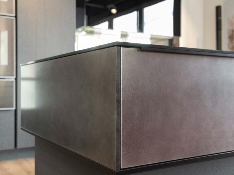 Elementa Vorführküche Industriestahl PG9 Vulkaneiche mit Industriestahl und Glas schwarz matt