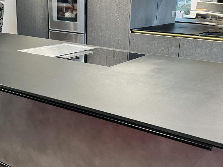 Elementa Vorführküche Industriestahl PG9 Vulkaneiche mit Industriestahl und Glas schwarz matt