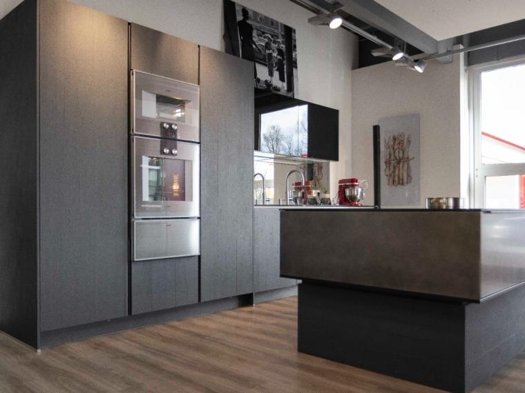 Elementa Vorführküche Industriestahl PG9 Vulkaneiche mit Industriestahl und Glas schwarz matt