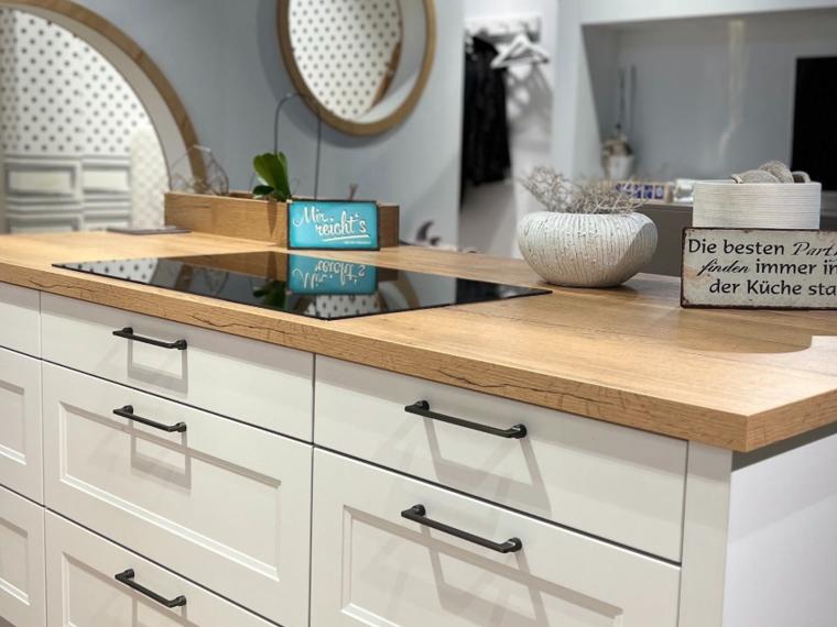 Charmante Ausstellungsküche im Landhausstil - zeitlose Eleganz mit hochwertiger Ausstattung