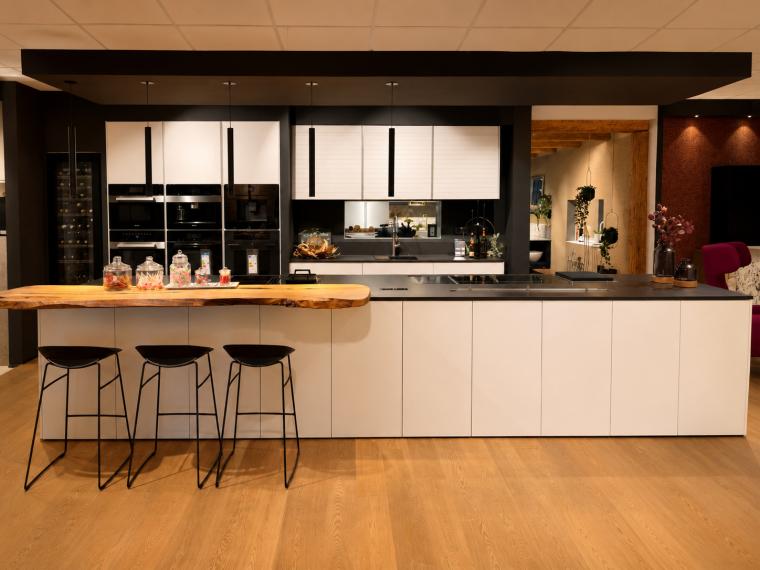 Preisgekrönte XXL-Designküche, Dektonarbeitsplatte, Bartheke Ulme
