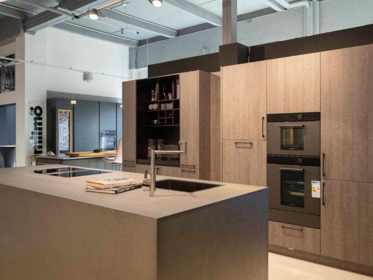 Häcker Ausstellungsküche mit Edelstahl Insel