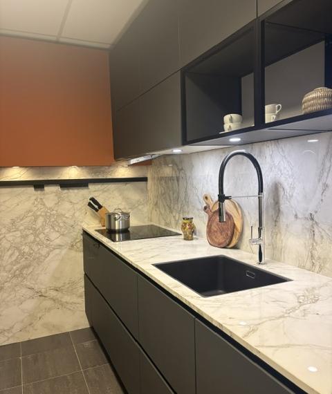 Minimalistische moderne keuken met een grafiet meubel en een keramiek marmer look, glanzend blad