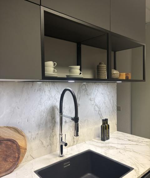 Minimalistische moderne keuken met een grafiet meubel en een keramiek marmer look, glanzend blad