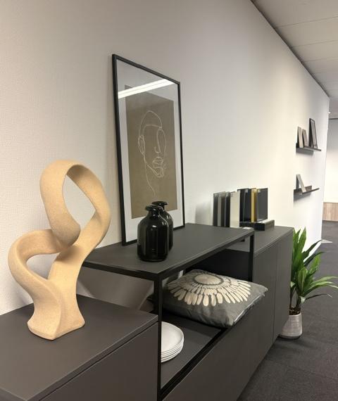 Minimalistische moderne keuken met een grafiet meubel en een keramiek marmer look, glanzend blad