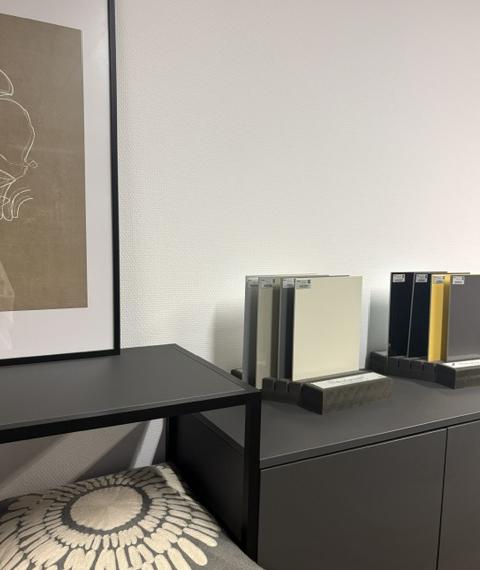 Minimalistische moderne keuken met een grafiet meubel en een keramiek marmer look, glanzend blad