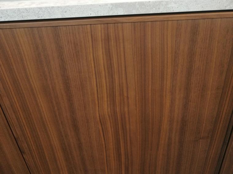 Moderne Musterküche von Häcker, Griffleiste Metall bronze-dunkel, ohne Geräte