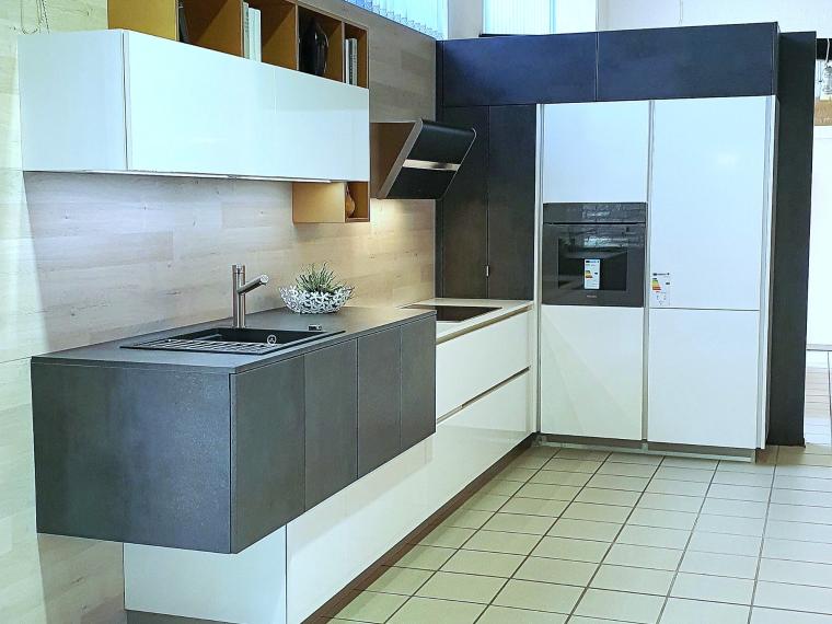 Grifflose Designküche in L-Form Kombination Glanz-weiß und Keramikoptik