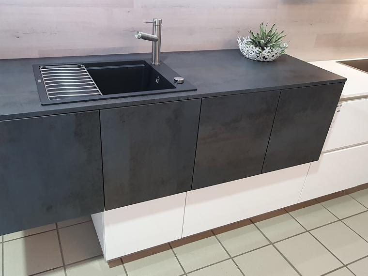 Grifflose Designküche in L-Form Kombination Glanz-weiß und Keramikoptik