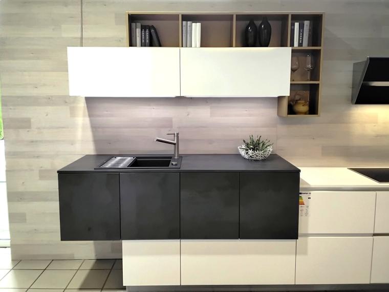 Grifflose Designküche in L-Form Kombination Glanz-weiß und Keramikoptik
