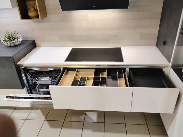 Grifflose Designküche in L-Form Kombination Glanz-weiß und Keramikoptik
