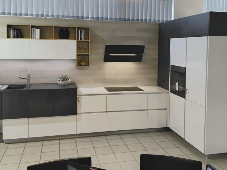 Grifflose Designküche in L-Form Kombination Glanz-weiß und Keramikoptik