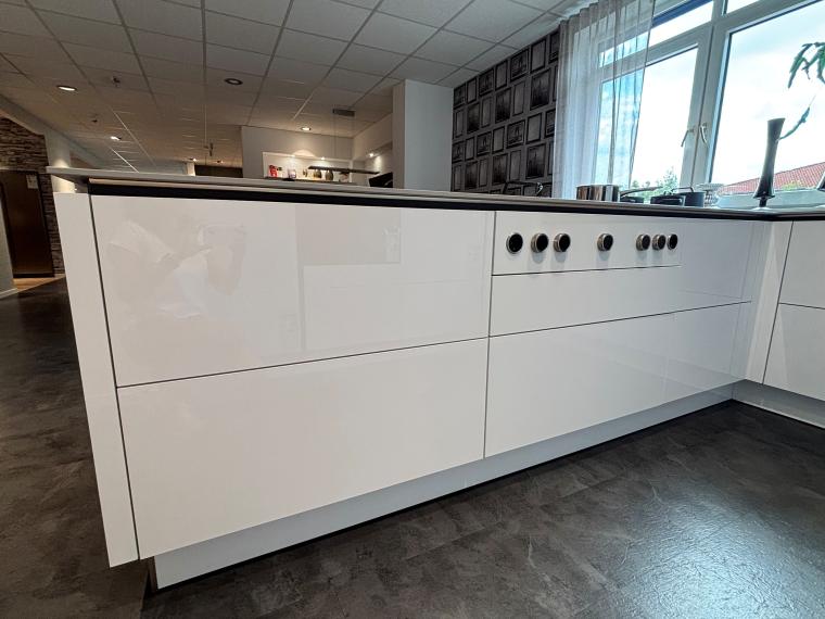 Komfort mit Klasse: Grifflose Küche mit Beton-Optik-Oberfläche und Kristallweiß