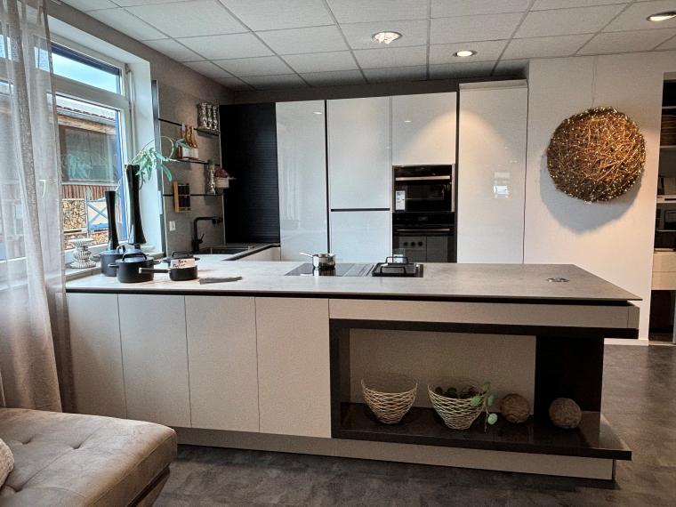 Komfort mit Klasse: Grifflose Küche mit Beton-Optik-Oberfläche und Kristallweiß