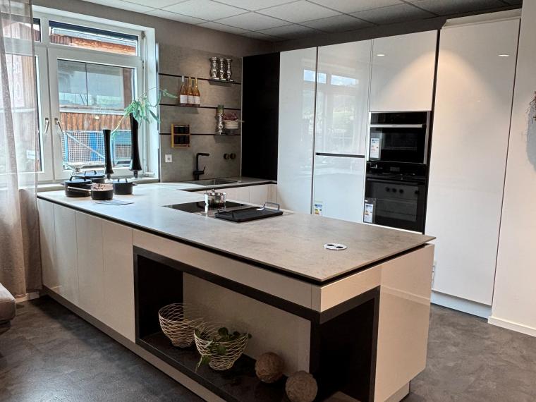 Komfort mit Klasse: Grifflose Küche mit Beton-Optik-Oberfläche und Kristallweiß