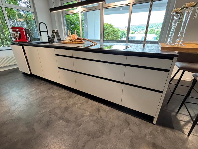 Inspirierend und offen: Zeitloses kristallweiß mit eleganter Eiche