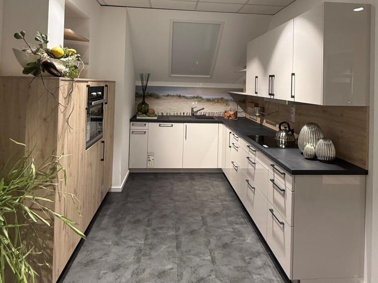 Satin & Holz: Zeitlose Küchendesigns