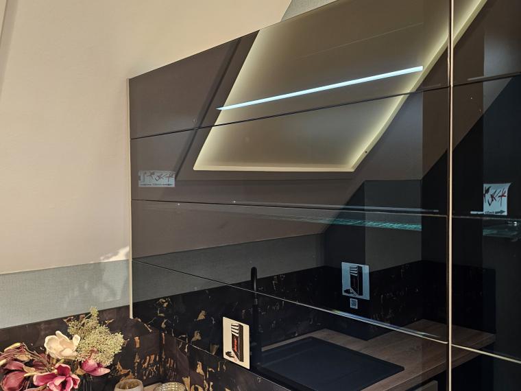 Moderne Taupegraue Küche mit vielen Highlights