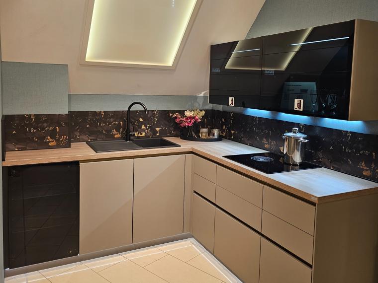 Moderne Taupegraue Küche mit vielen Highlights