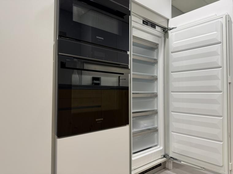 Luxe LEICHT showroomkeuken | Miele & Siemens | Dekton | Eiken