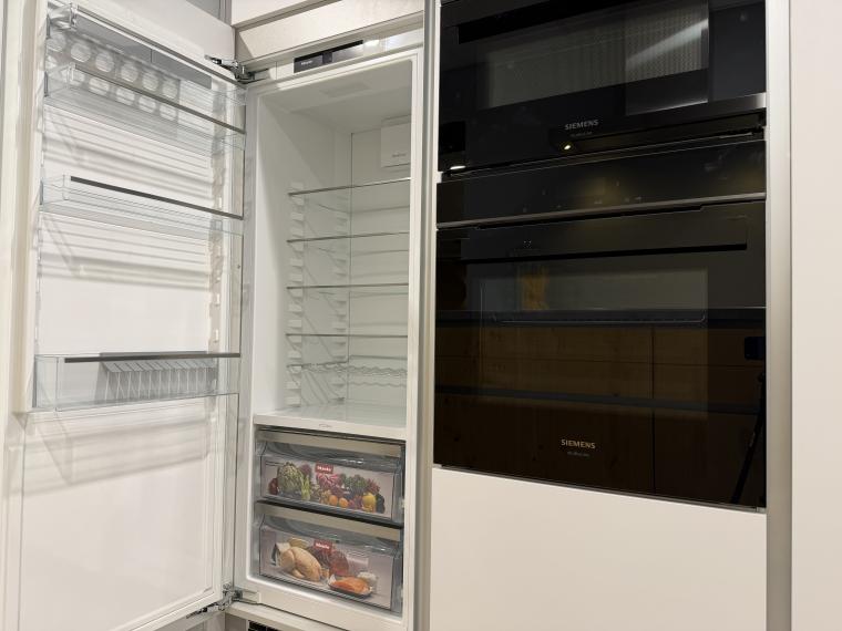Luxe LEICHT showroomkeuken | Miele & Siemens | Dekton | Eiken