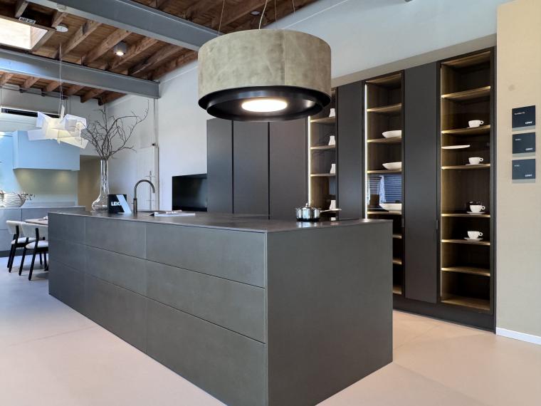 Exclusieve LEICHT showroomkeuken met Miele apparatuur – unieke uitvoering