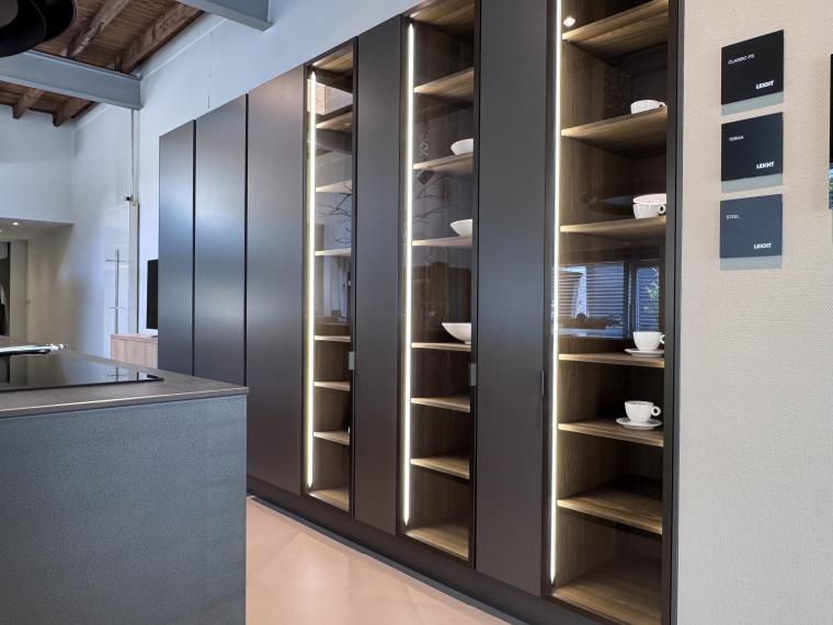 Exclusieve LEICHT showroomkeuken met Miele apparatuur – unieke uitvoering