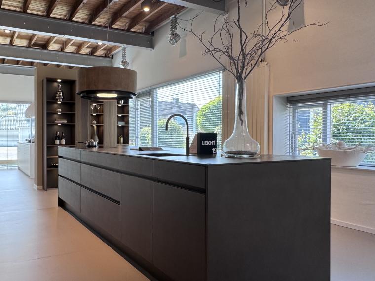 Exclusieve LEICHT showroomkeuken met Miele apparatuur – unieke uitvoering