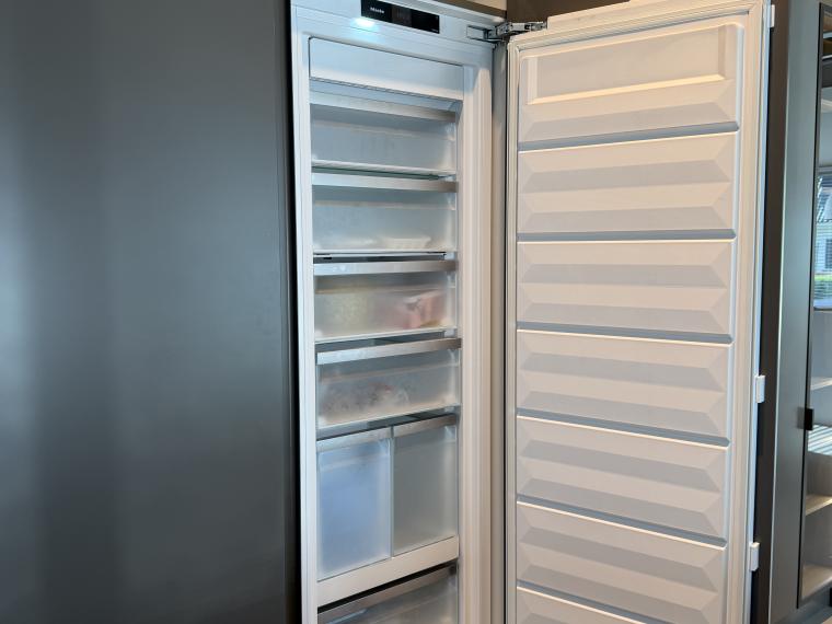 Exclusieve LEICHT showroomkeuken met Miele apparatuur – unieke uitvoering