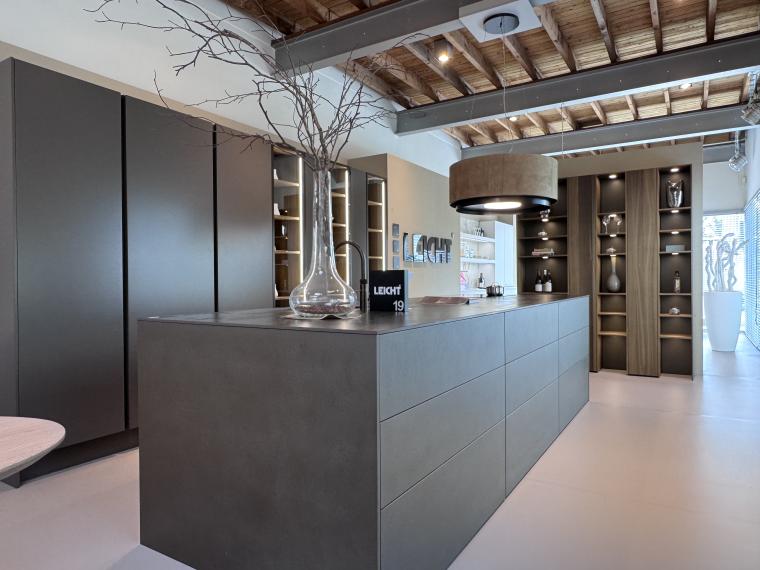 Exclusieve LEICHT showroomkeuken met Miele apparatuur – unieke uitvoering