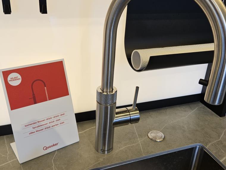 Topmoderne Next Küche Induktionskochfeld mit Muldenlüfter, Miele Elektrogeräten mit Eiswürfelbereiter-Kühl-gefrierkombination und Heißwasserhahn QUOOKER
