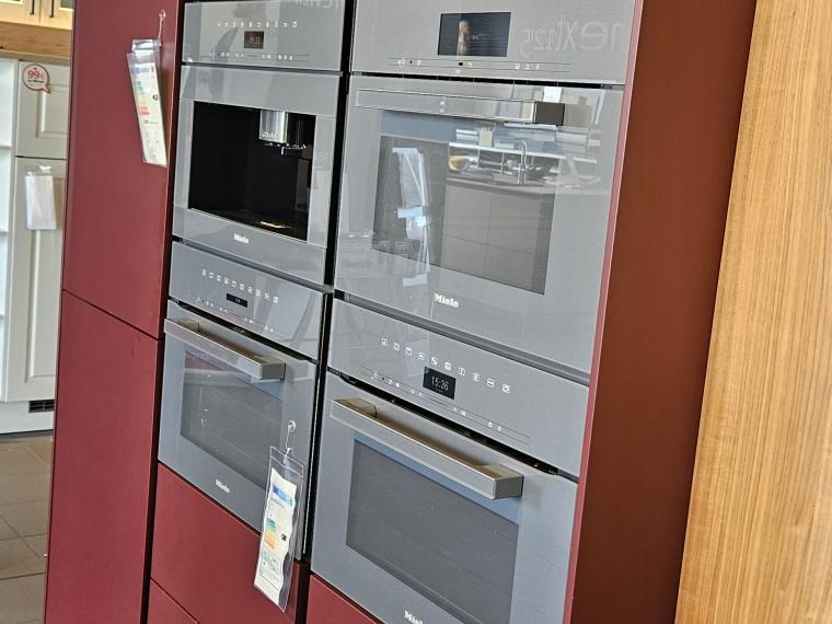 Topmoderne Next Küche Induktionskochfeld mit Muldenlüfter, Miele Elektrogeräten mit Eiswürfelbereiter-Kühl-gefrierkombination und Heißwasserhahn QUOOKER