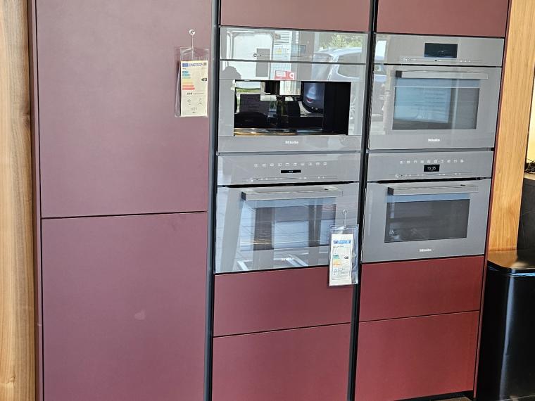 Topmoderne Next Küche Induktionskochfeld mit Muldenlüfter, Miele Elektrogeräten mit Eiswürfelbereiter-Kühl-gefrierkombination und Heißwasserhahn QUOOKER