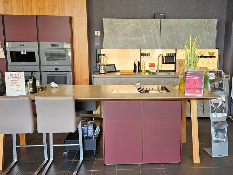 Topmoderne Next Küche Induktionskochfeld mit Muldenlüfter, Miele Elektrogeräten mit Eiswürfelbereiter-Kühl-gefrierkombination und Heißwasserhahn QUOOKER