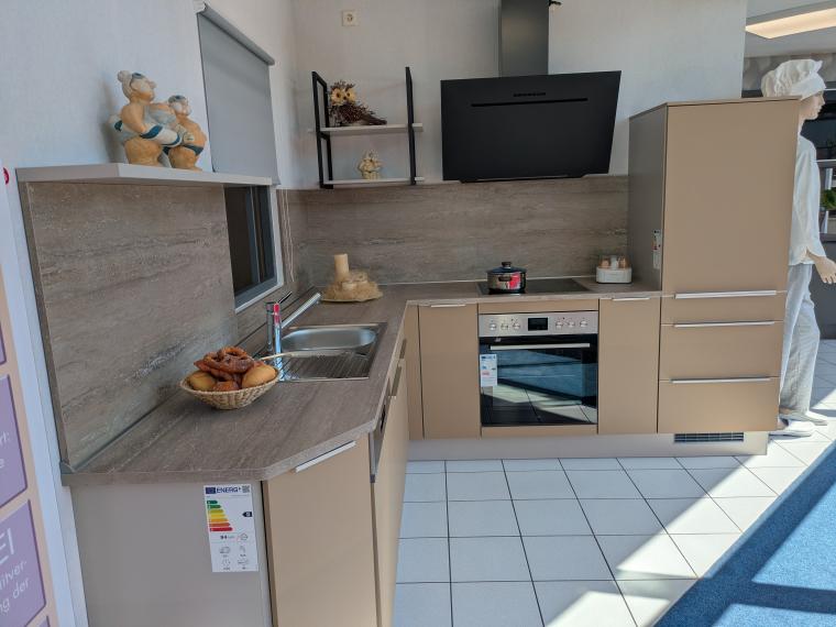 Moderne L-Küche in Caramel mit Griffleisten