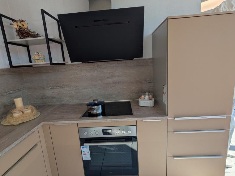 Moderne L-Küche in Caramel mit Griffleisten